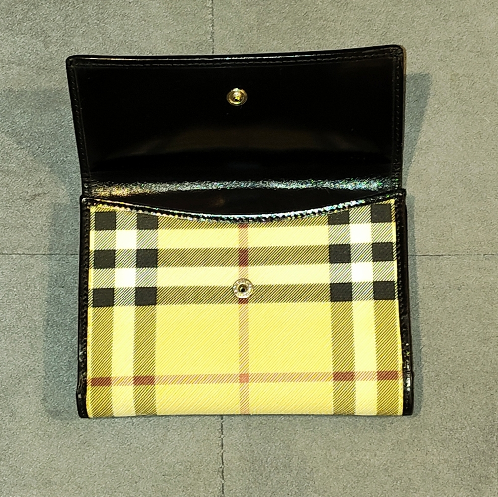 BURBERRY VINTAGE NOVA CHECK COATED CANVAS & PATENT LEATHER BI-FOLD SNAP WALLET - Picture 12 of 17